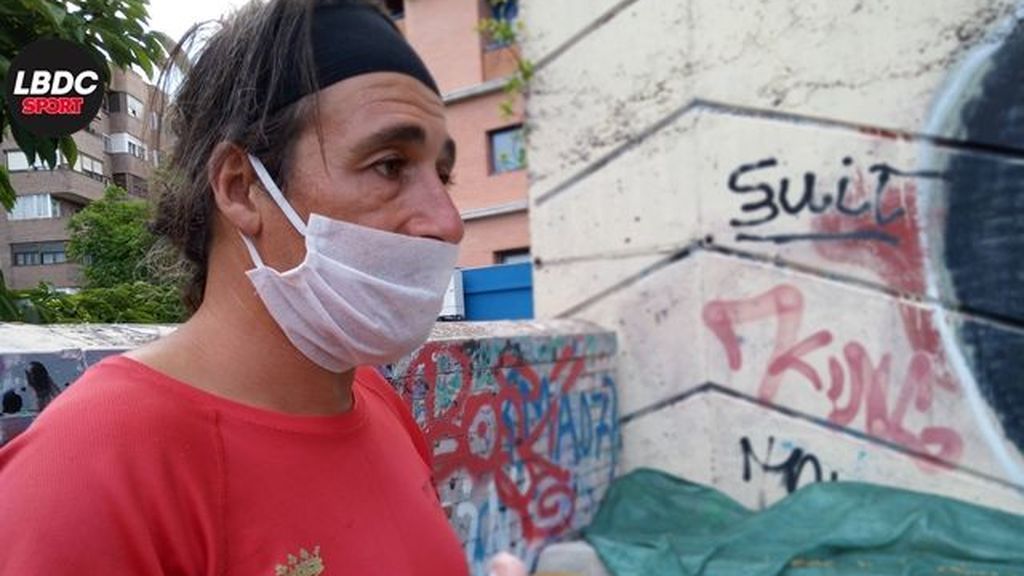 Joaquín Carmona, el 'influencer' del atletismo de 46 años que duerme en un colchón en un parque de Madrid