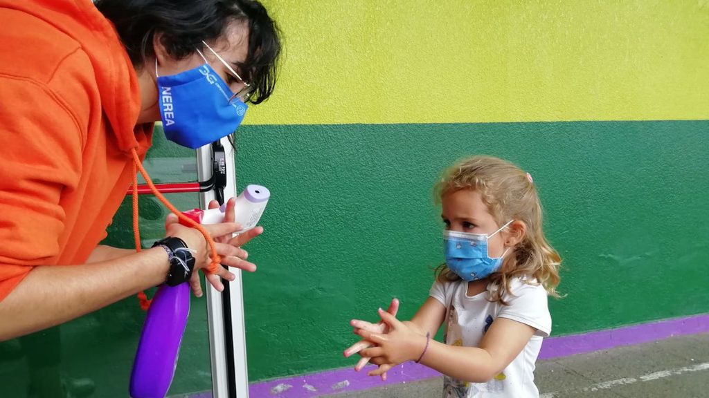 Aprenden y se divierten lavándose las manos