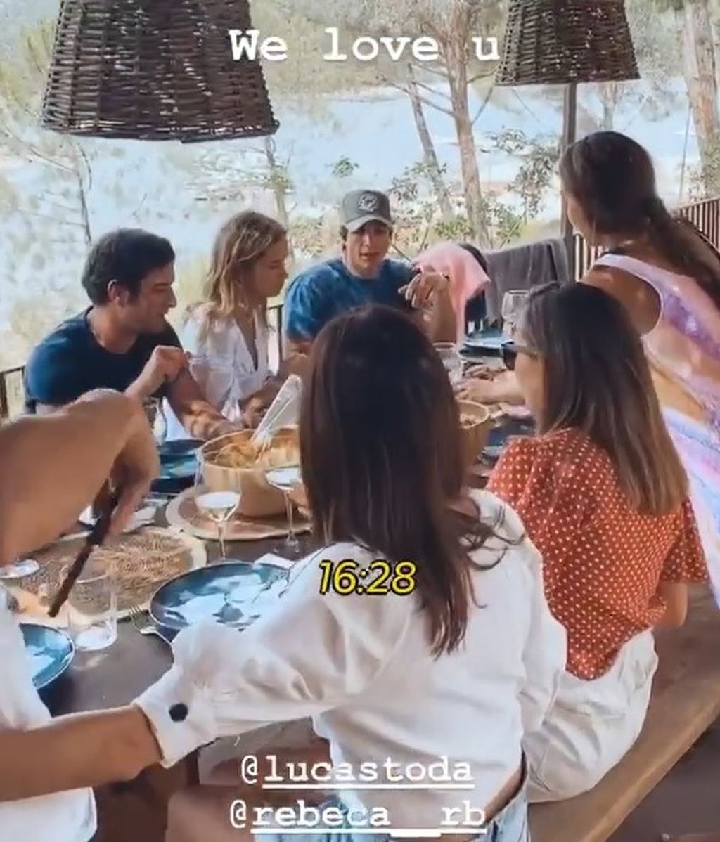Storie de Laura Matamoros juntos a María y amigos.