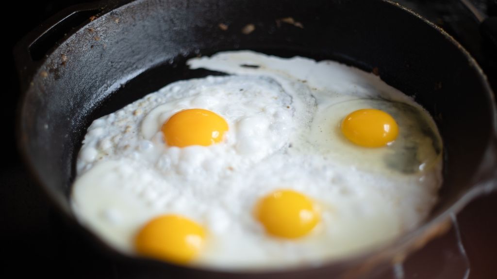 Hay un truco infalible para que tus huevos fritos queden perfectos y no salte nada de aceite