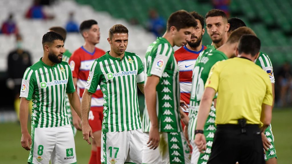 Jugadores del Betis y el Granada en un lance del partido Jugadores del Betis y el Granada en un lance del partido