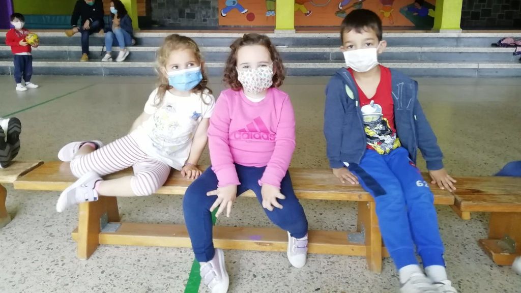 Sara, Elisa y Marco, tres de los niños que disfrutan del campamento