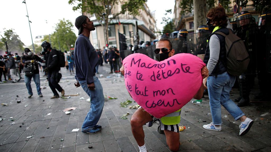 Macron se niega a "borrar nombres de la historia" y a retirar estatuas Macron se niega a "borrar nombres de la historia" y a retirar estatuas