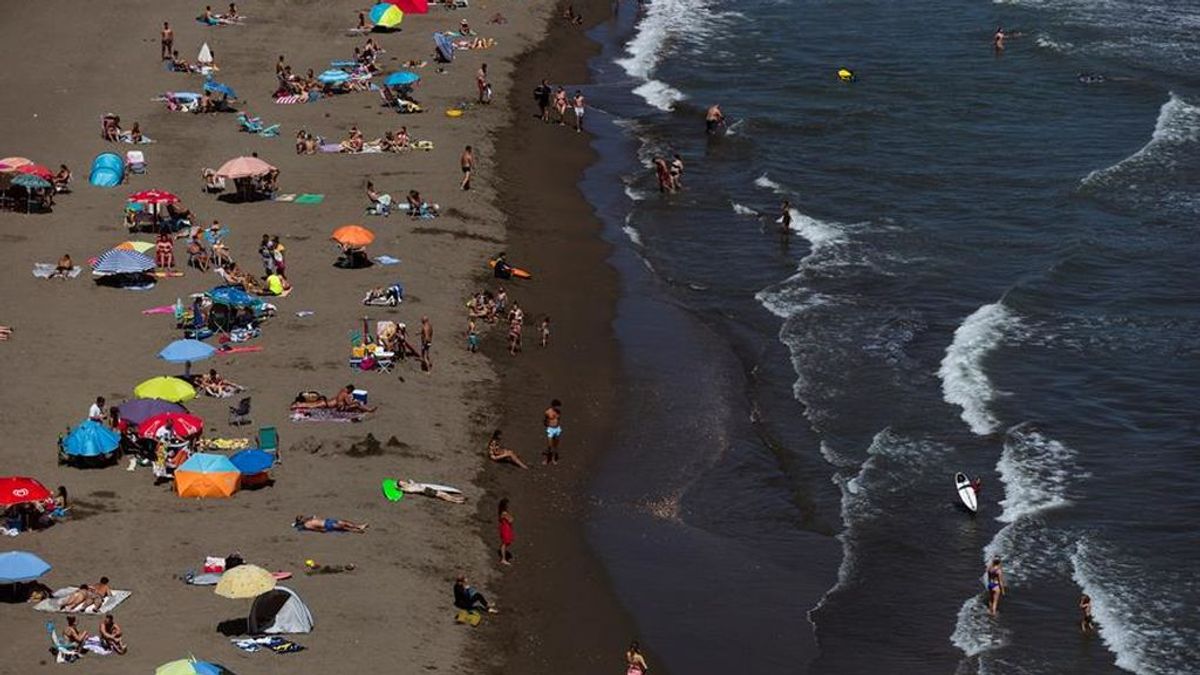 Los vigilantes de la playa más reales que nunca en Andalucía: 3.000 han sido contratados para cumplir las medidas