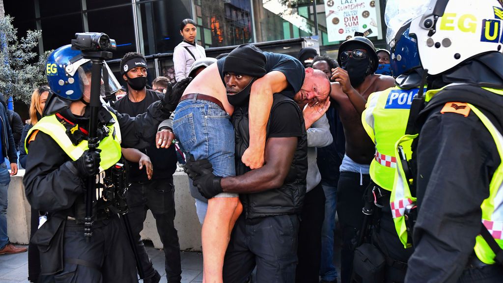El manifestante negro y el ultraderechista blanco: la historia detrás de la foto El manifestante negro y el ultraderechista blanco: la historia detrás de la foto
