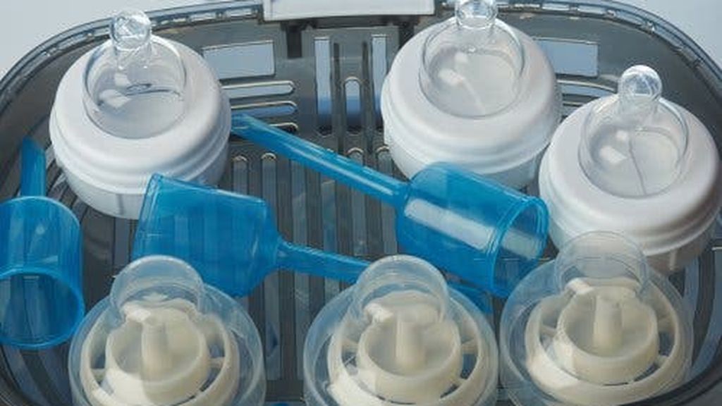 El esterilizador eléctrico será una buena opción para que los padres mantengan limpios los objetos del bebé.