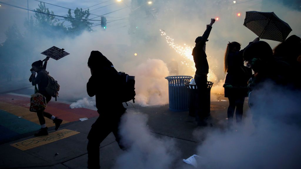 EE.UU. se excede con los gases lacrimógenos en las protestas raciales, denuncia 'The New York Times' EE.UU. se excede con los gases lacrimógenos en las protestas raciales, denuncia 'The New York Times'