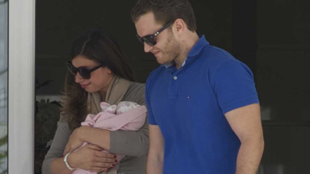 Alba Santana y su marido, Aviv Miron, saliendo de la clínica con su primer hijo, Alexander