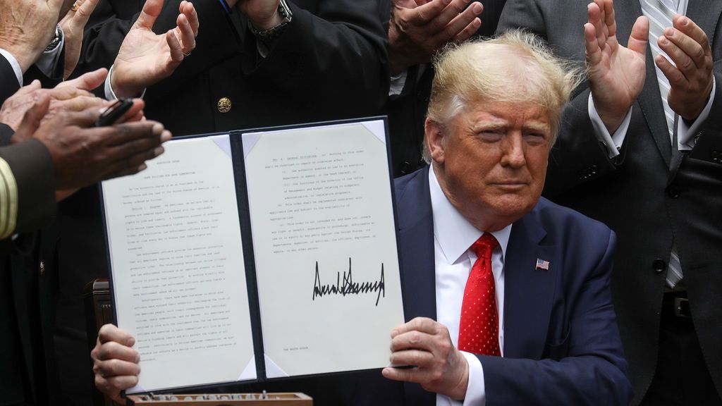 Trump prohibirá el método del estrangulamiento para inmovilizar a los detenidos Trump prohibirá el método del estrangulamiento para inmovilizar a los detenidos