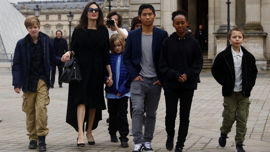 Angelina Jolie junto a sus hijos