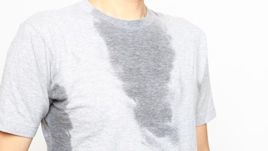 Las manchas de sudor suelen verse más en ropa clara y durante los meses de verano.
