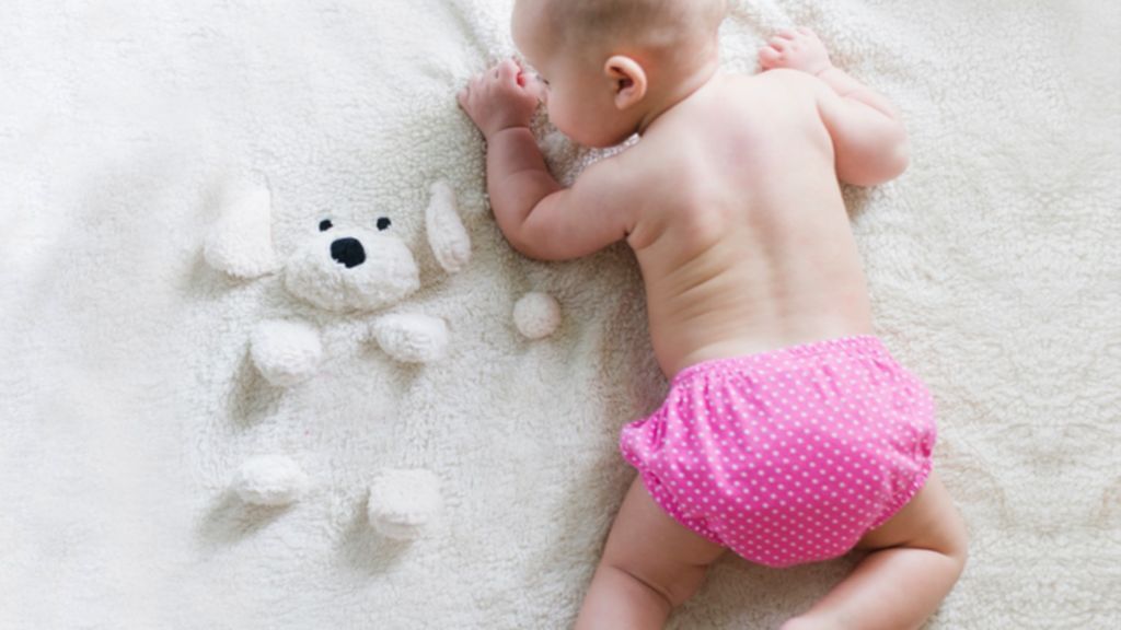 Además, deberá contener productos cosméticos para bebés y, por ejemplo, un peluche.