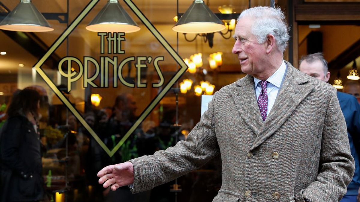 De los dedos como morcillas del príncipe Carlos a la mano amoratada de la reina Isabel II