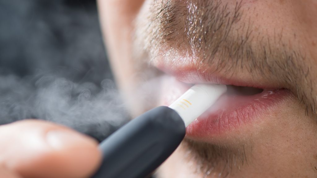 Sanidad advierte que fumar o vapear en los bares puede propagar el coronavirus Sanidad advierte que fumar o vapear en los bares puede propagar el coronavirus