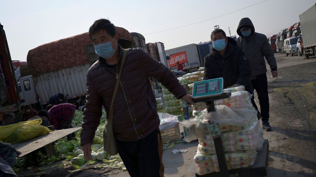 Trabajadores del mercado de Xinfadi