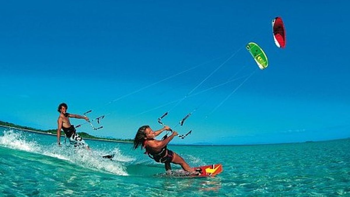 Personas practicando kite surf