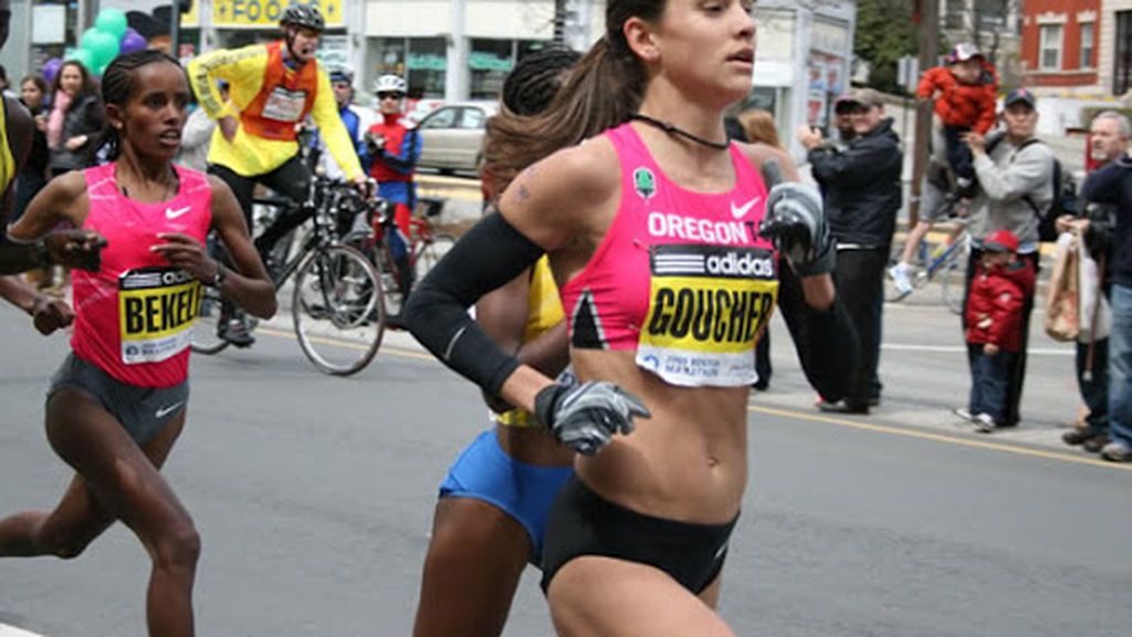 Atletas en una prueba de maratón Atletas en una prueba de maratón