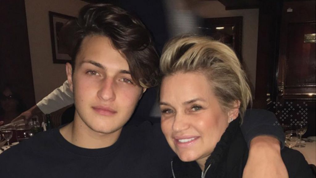 Anwar, junto a su madre Yolanda Foster.