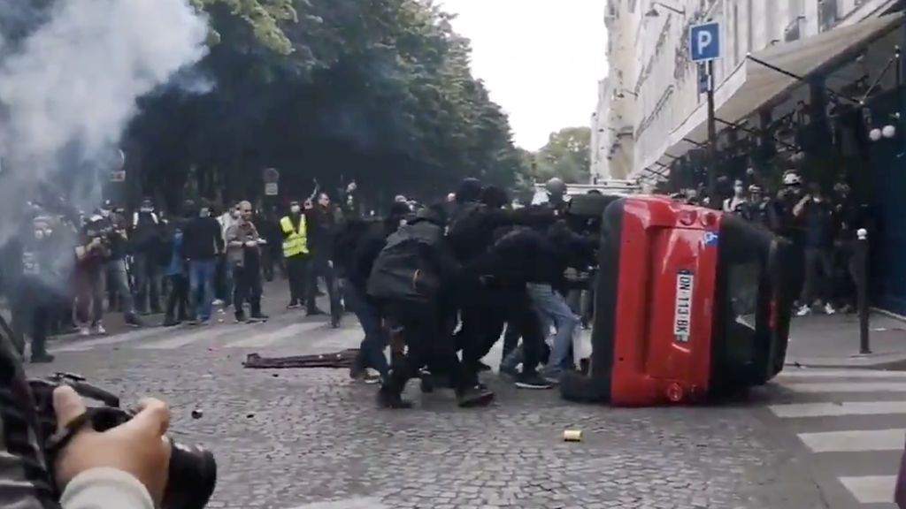 Mujer detenida en la manifestación de París
