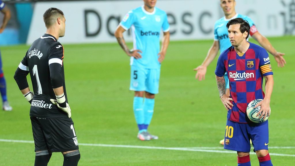 Messi mira a Cuéllar antes del penalti.