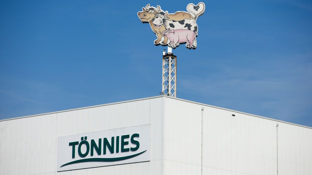 Unos 400 trabajadores dan positivo por coronavirus en un matadero al norte de Alemania Unos 400 trabajadores dan positivo por coronavirus en un matadero al norte de Alemania
