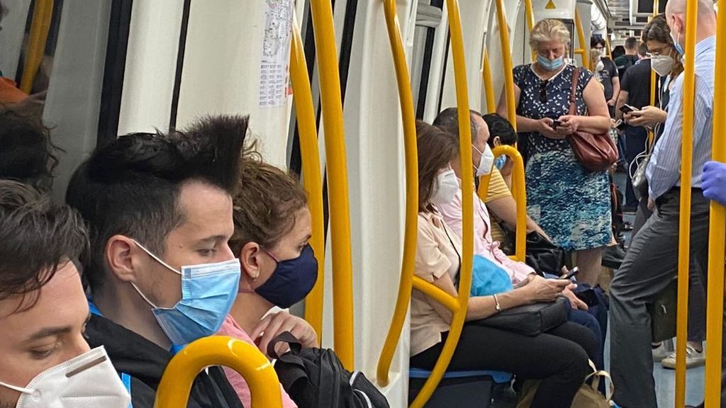 Los usuarios del Metro de Madrid denuncian aglomeraciones: "Vamos apiñados y a mi me da miedo" Los usuarios del Metro de Madrid denuncian aglomeraciones: "Vamos apiñados y a mi me da miedo"