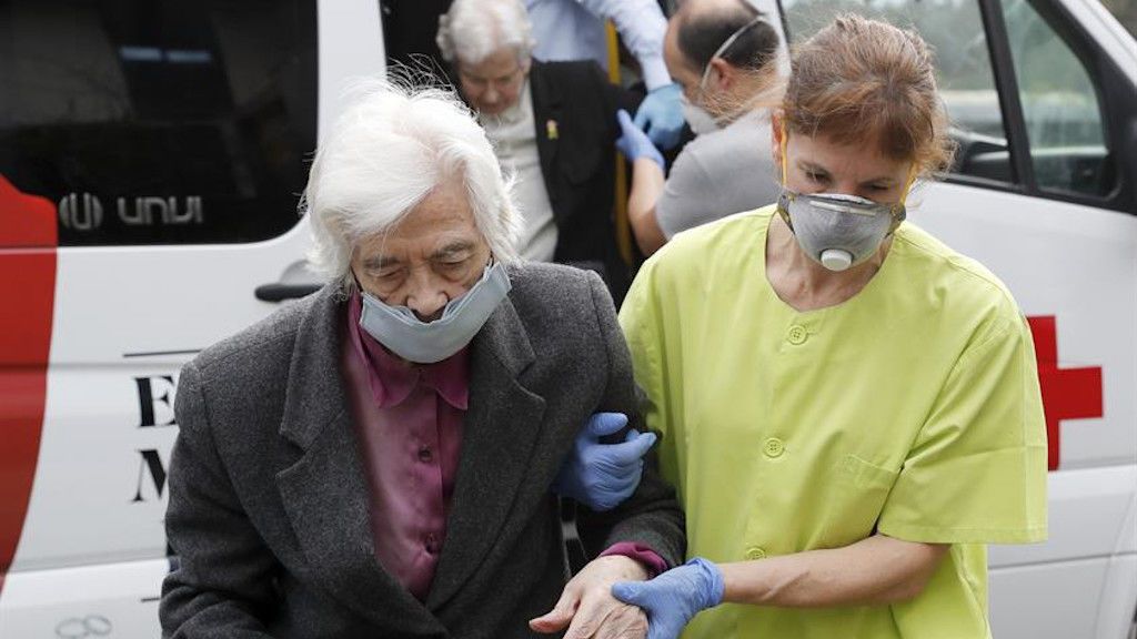 La directora de la residencia en la que murieron 53 ancianos en Galicia carga contra la Xunta en una carta La directora de la residencia en la que murieron 53 ancianos en Galicia carga contra la Xunta en una carta