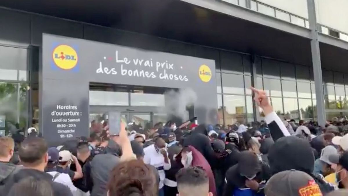 Los antidisturbios disuelven a la multitud congregada para comprar la PS4 a 95 euros a las afueras de París