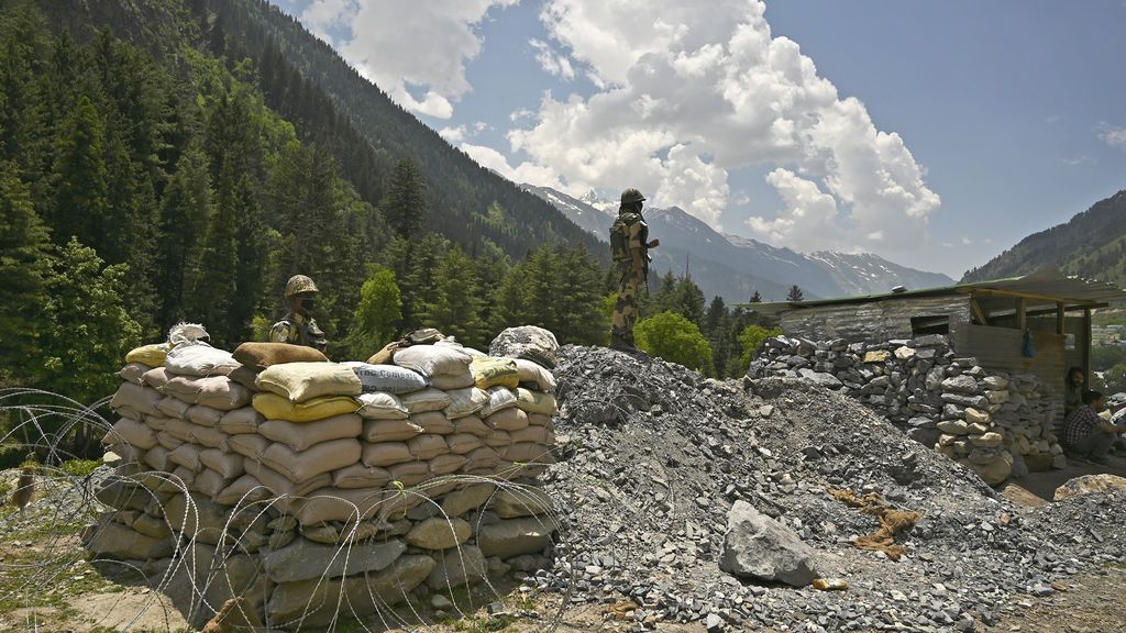 Lucha de gigantes en el Himalaya: ¿por qué China e India se enfrentan ahora a palos, y con muertos, en la frontera? Lucha de gigantes en el Himalaya: ¿por qué China e India se enfrentan ahora a palos, y con muertos, en la frontera?