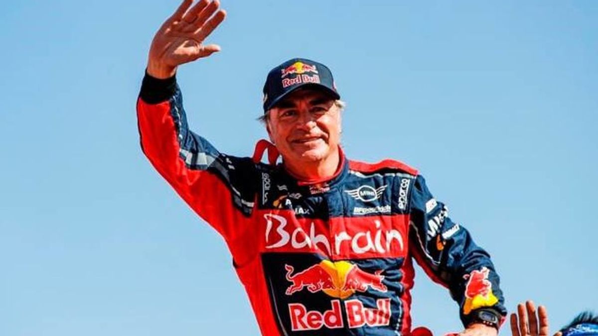 Carlos Sainz celebrando su último Dakar