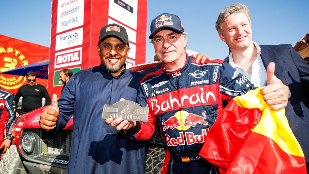 Carlos Sainz, nada más ganar el Dakar de 2020.