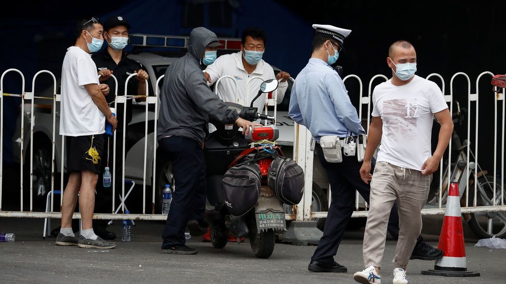 Pekín desinfecta universidades, restaurantes y mercados  mientras los casos de coronavirus no paran de aumentar