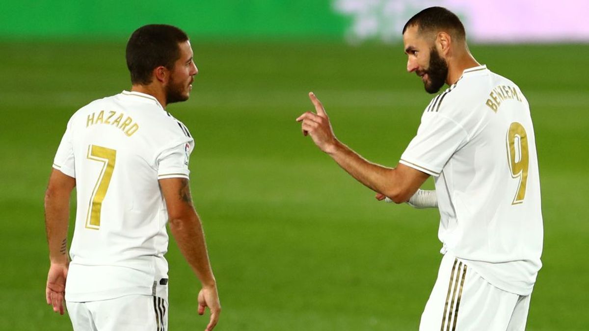 Hazard y Benzema comentan una jugada del partido Hazard y Benzema comentan una jugada del partido