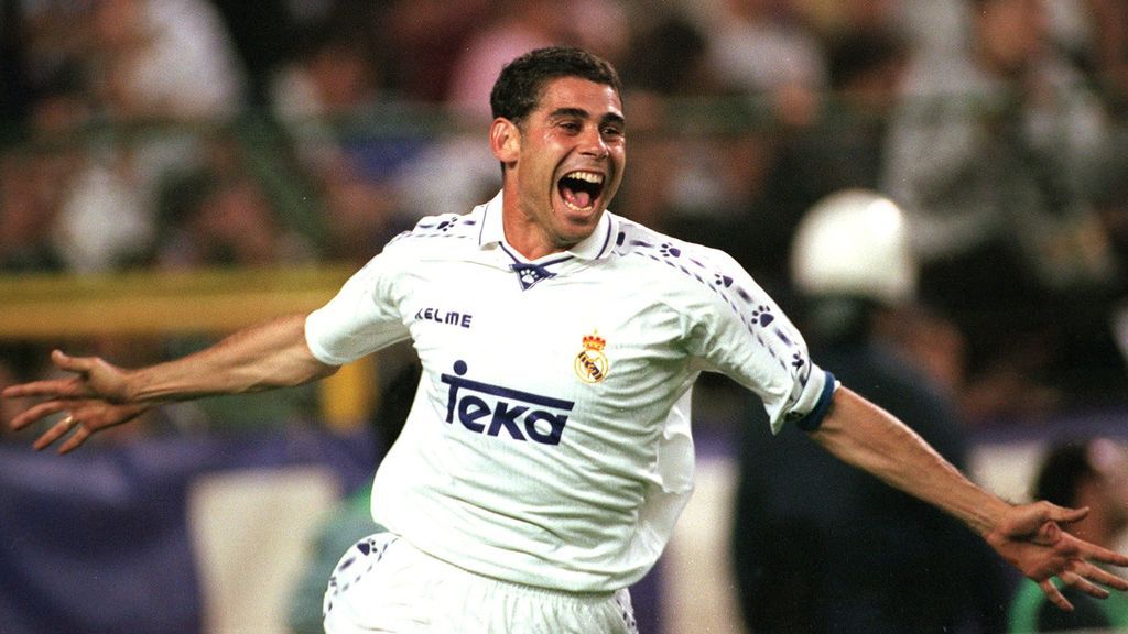 Fernando Hierro, celebrando un gol con el Madrid.