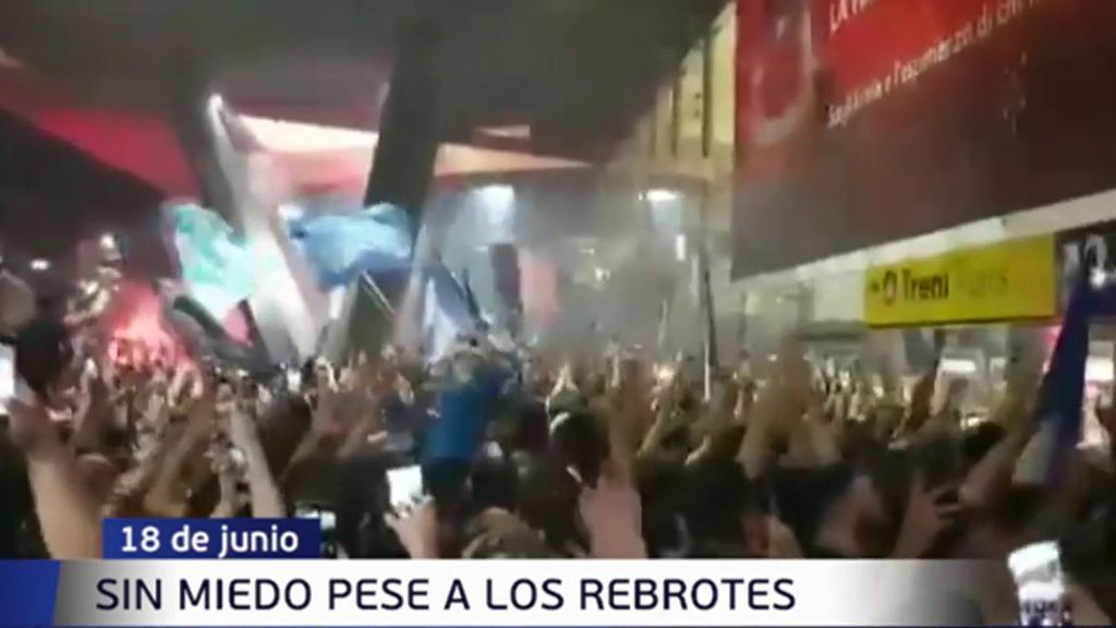 Sin miedo al coronavirus, cientos de hinchas del Nápoles celebran en la calle la Copa Italiaes