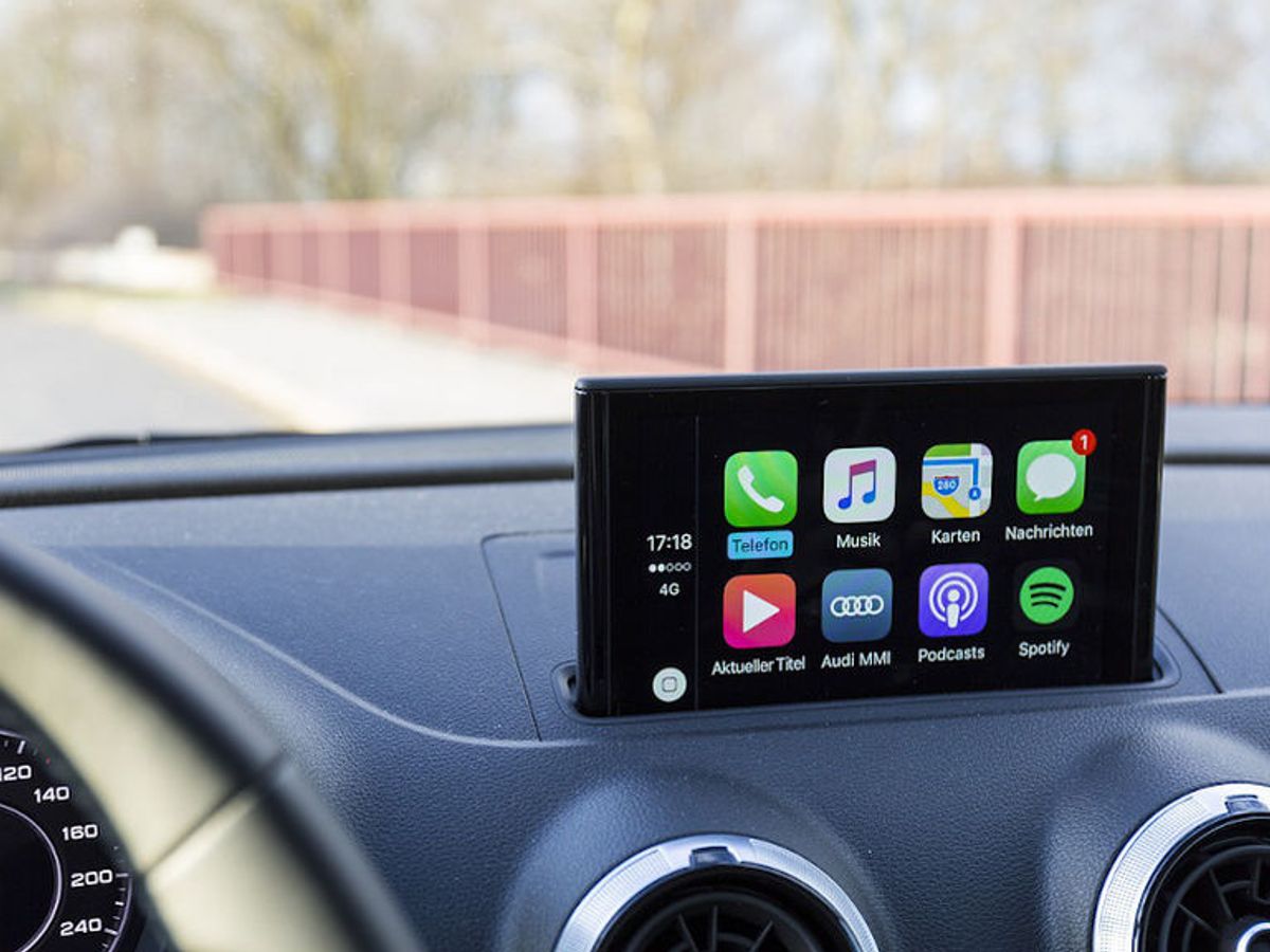 Qué dice la DGT sobre instalar pantallas con Android Auto y Apple CarPlay  en el coche