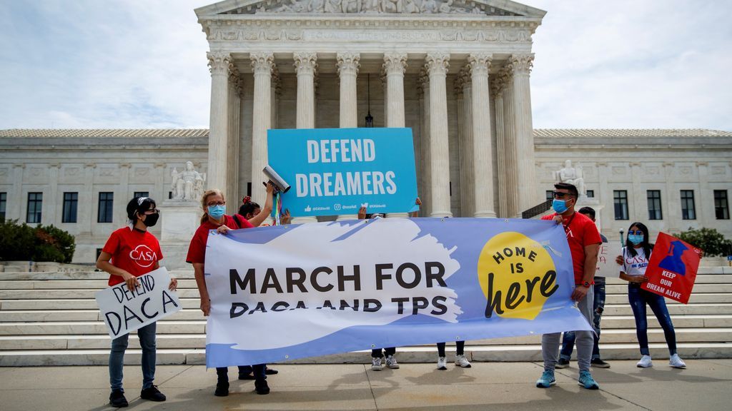 El Supremo de EE.UU. contradice a Trump y rechaza el fin de la protección a los "dreamers" El Supremo de EE.UU. contradice a Trump y rechaza el fin de la protección a los "dreamers"