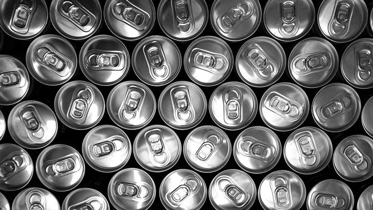 El debate vuelve a la Red: aplastar o no las latas cuando las tiras a la basura