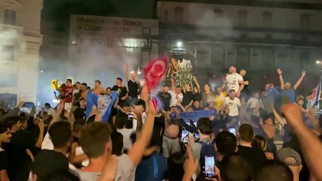 Los aficionados del Nápoles celebran el título de Copa.