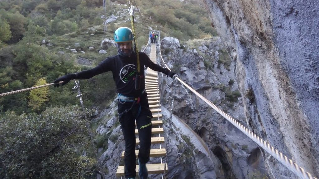 Deportista en una vía ferrata Deportista en una vía ferrata