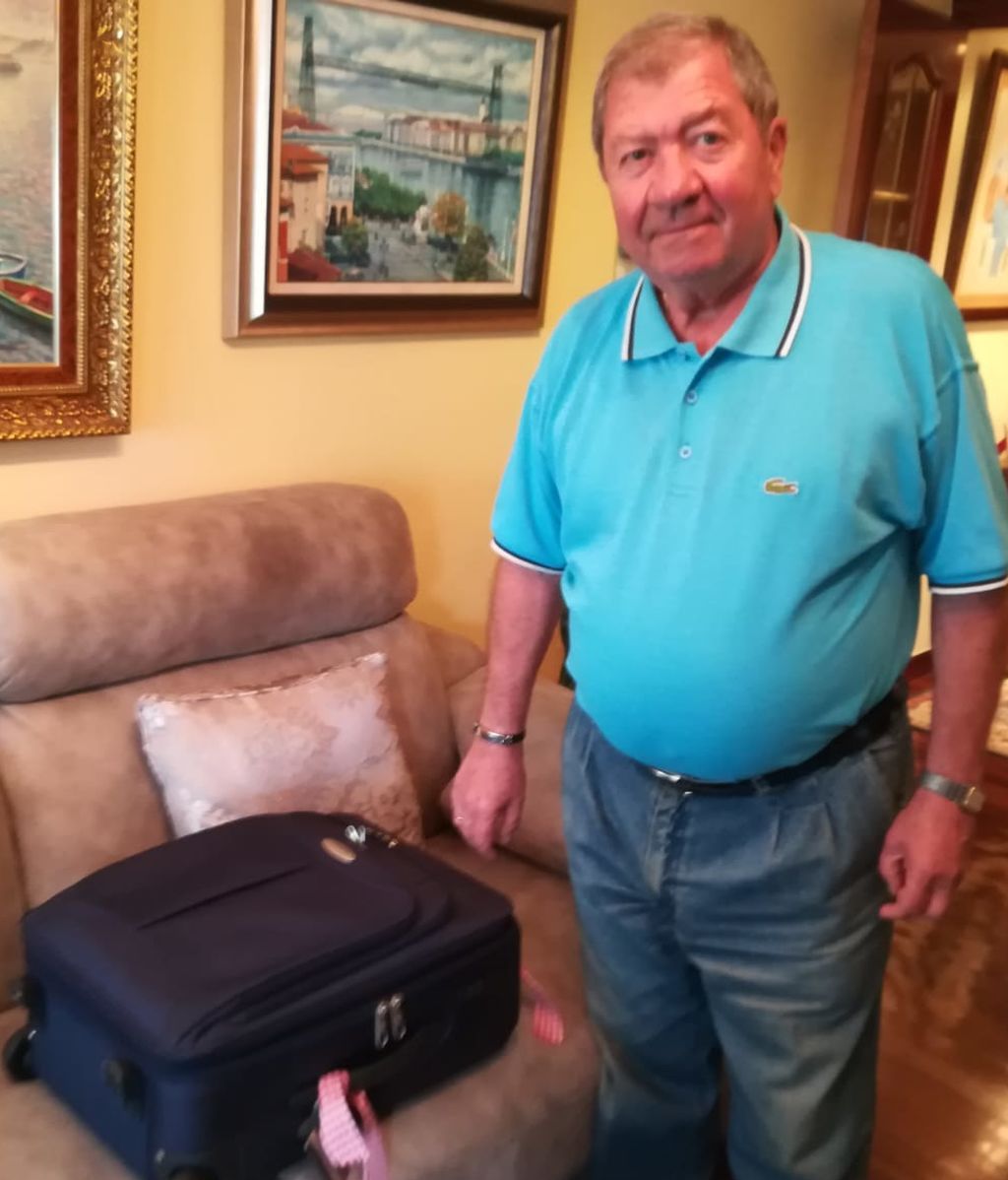 Félix Landa, con la maleta preparada para marchar a Noja