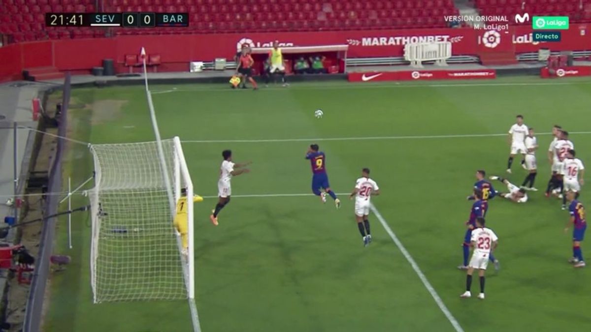 La técnica del Sevilla para frenar las faltas de Messi: un jugador tirado en el suelo y otro en el palo de la portería