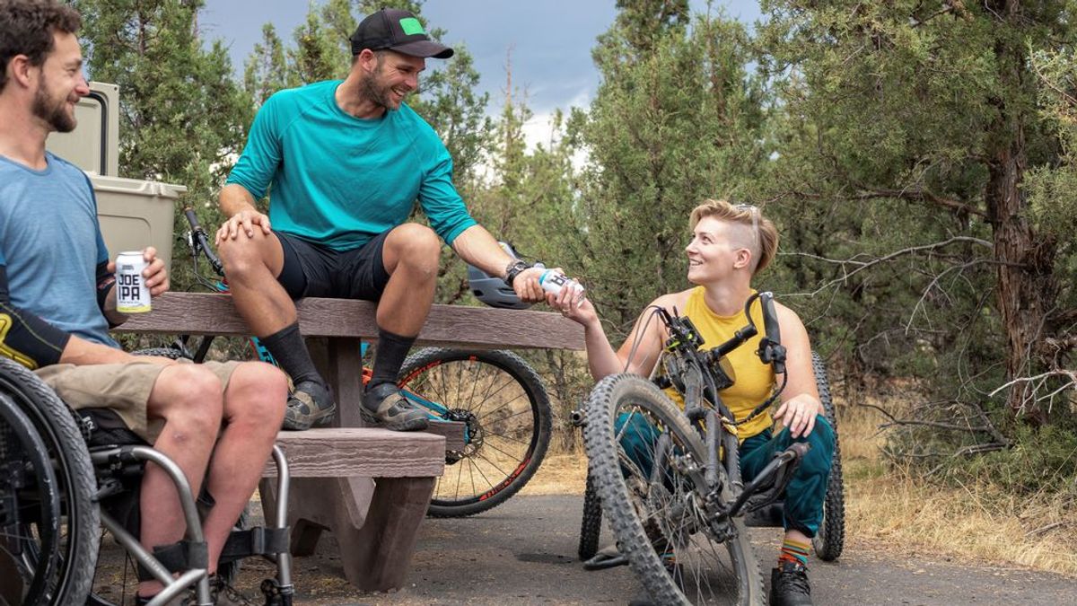 Amigas, rutas en bici y naturaleza: comparte aventuras y deporte al aire libre Amigas, rutas en bici y naturaleza: comparte aventuras y deporte al aire libre