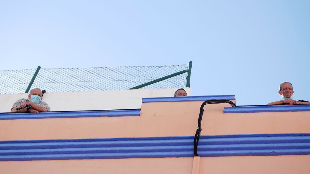Tres de las personas aisladas, en la terraza del edificio