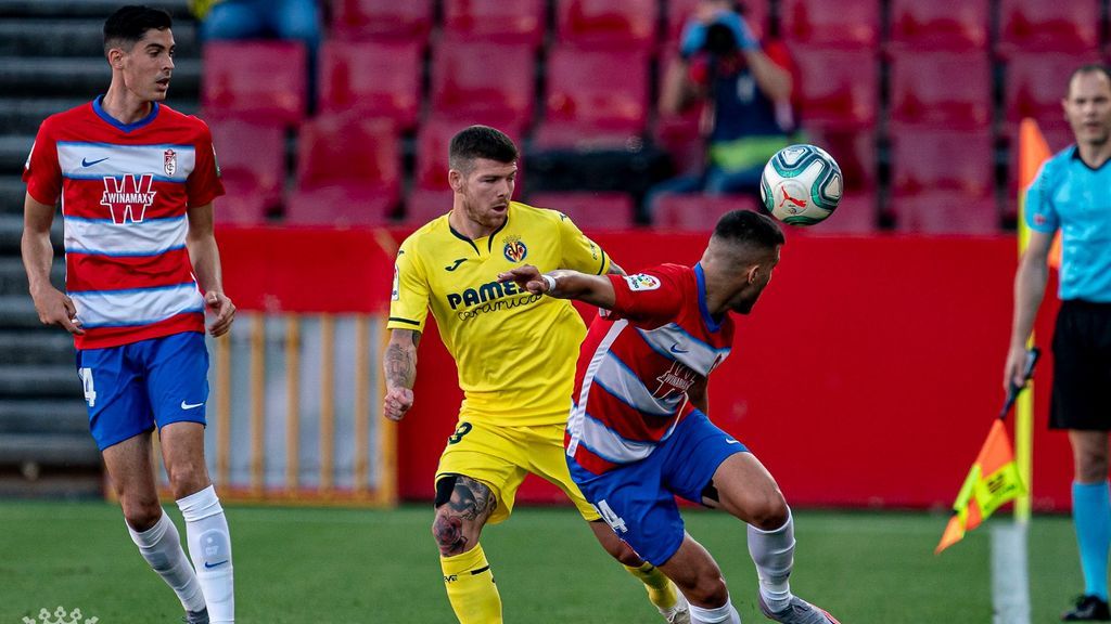 Jugadores de Villarreal y Granada disputan un balón Jugadores de Villarreal y Granada disputan un balón