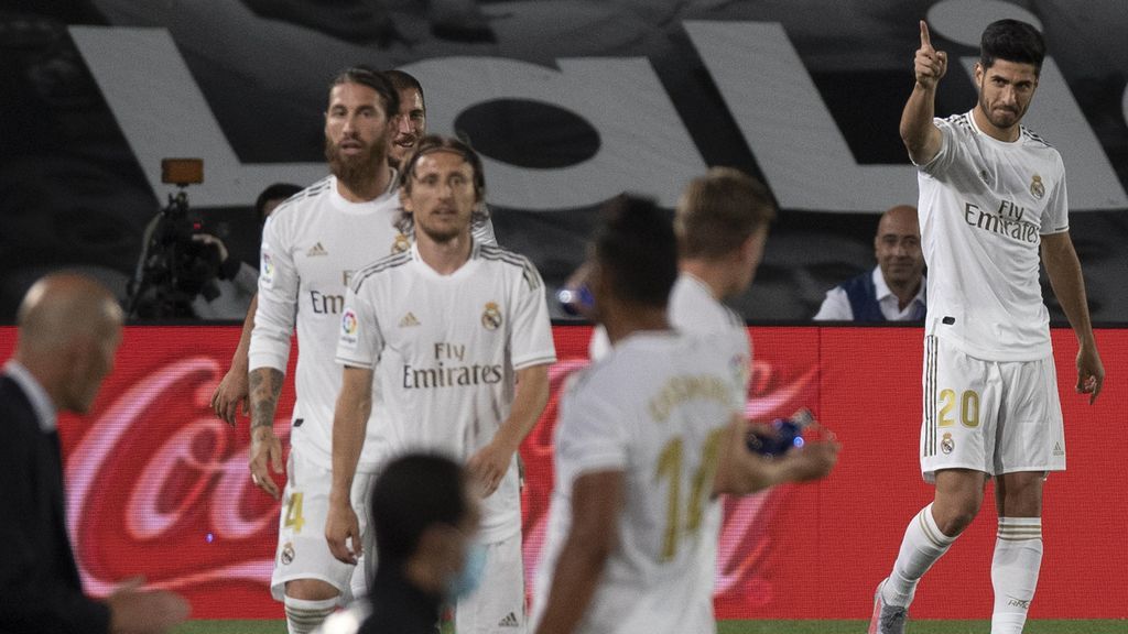 Marco Asensio celebra su gol señalando al banquillo.