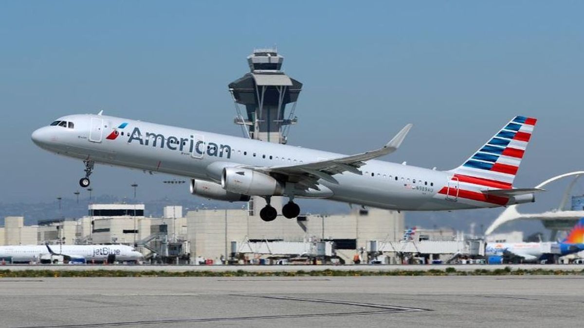 Prohíben a un pasajero viajar con American Airlines por negarse a usar mascarilla
