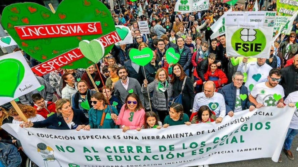 Vuelven las protestas por el cierre de colegios de educación especial: "No sé si el gobierno es consciente del daño que va a hacer a miles de niños" Vuelven las protestas por el cierre de colegios de educación especial: "No sé si el gobierno es consciente del daño que va a hacer a miles de niños"