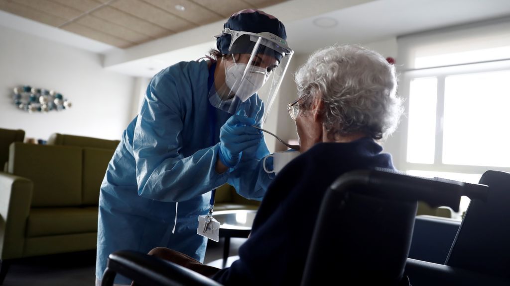Visitas restringidas y PCR masivos: la nueva normalidad llega entre algodones a las residencias Visitas restringidas y PCR masivos: la nueva normalidad llega entre algodones a las residencias