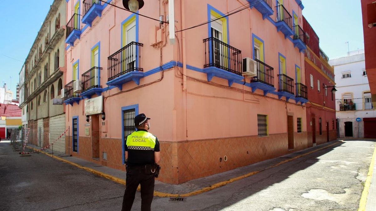 Se elevan a 16 los casos con coronavirus en un hostal de Algeciras: "Se trata de un clúster"